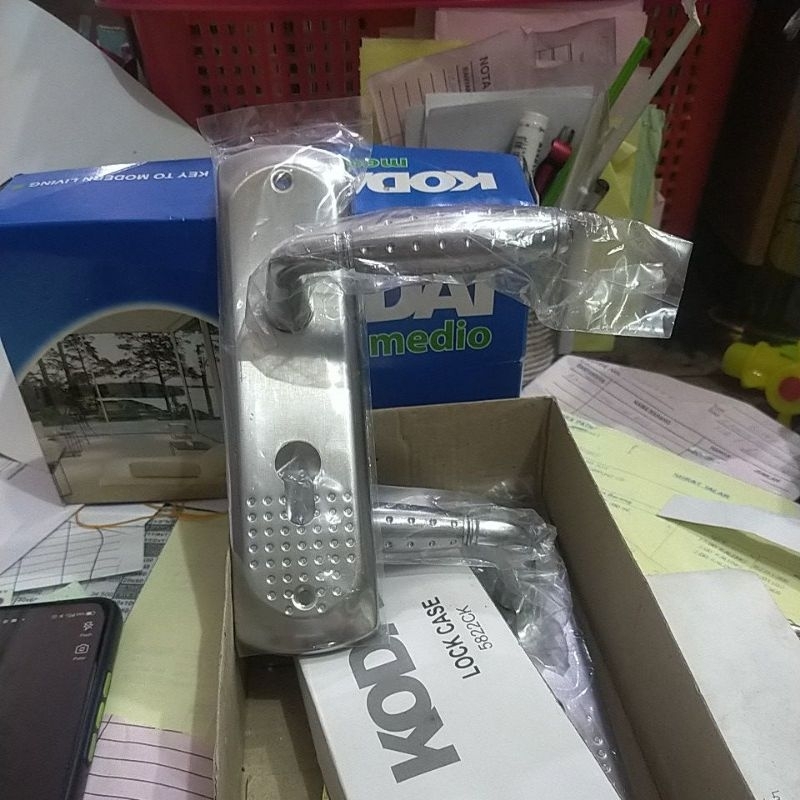 Kunci pintu tanggung. kodai medio set kunci pintu
