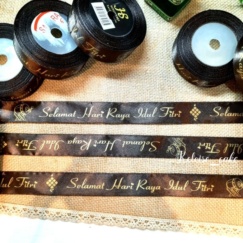 

PITA SATIN IDUL FITRI WARNA COKLAT TUA UKR 2.5 CM- PANJANG 18 METER