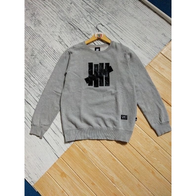 CREWNECK BY UNDEFEATED
