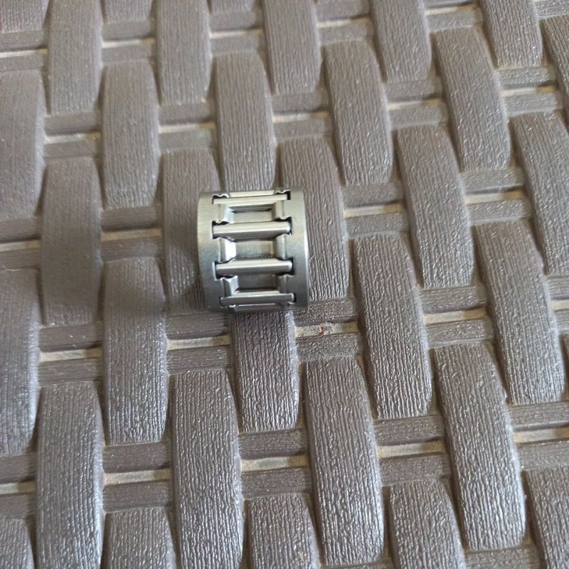 Needle bearing piston chainsaw