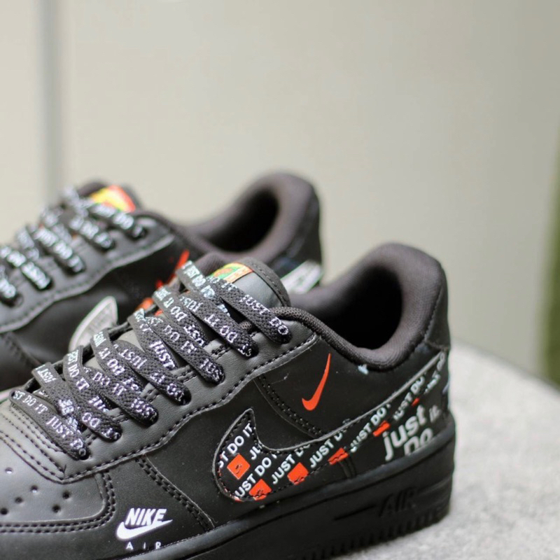 SEPATU HITAM PRIA DAN WANITA NK3 A!R FORC3 1 JUST DO IT SNEAKERS KASUAL GAYA MASA KINI TERLARIS BUAT SEPATU TONGRONGAN ANTI SLIP ANTI LICIN KELUARAN TERBARU