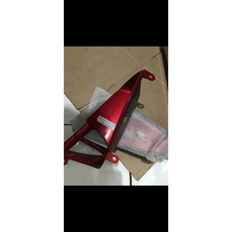 cover tebeng dalam kanan merah marun supra x 125 / louver R merah marun supra x 125 / 64405-KVL-N00C