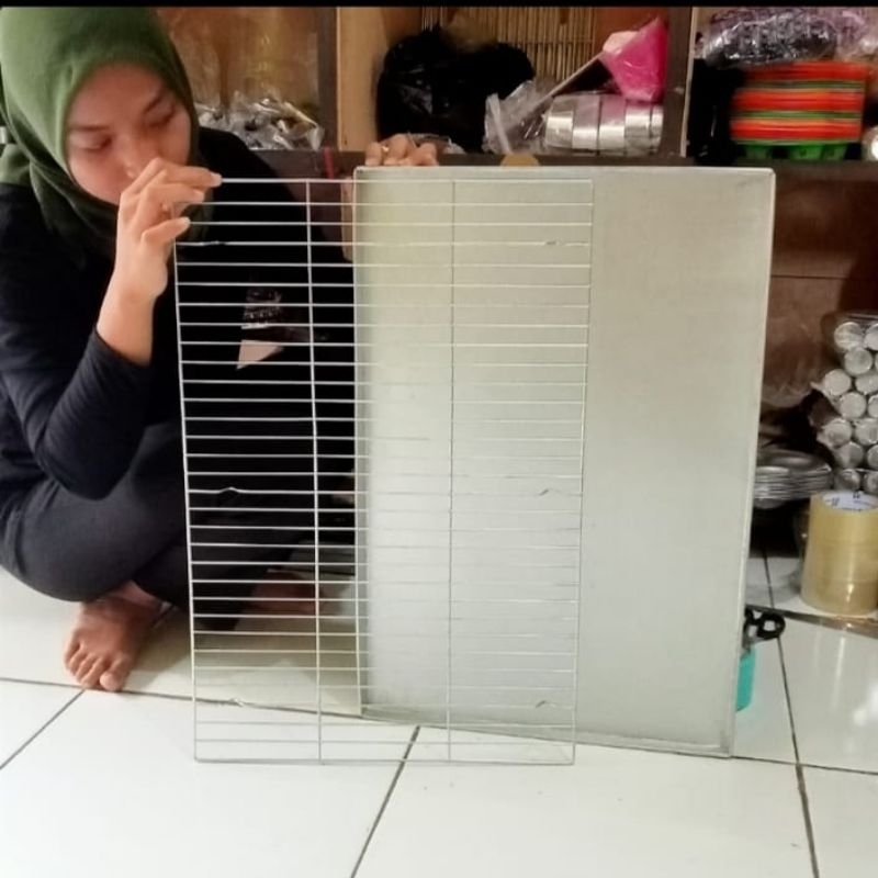 cooling rak dan tatakan minyak , peniris kue dan gorengan bahan galvanis anti karat sudah termasuk tatakan minyak