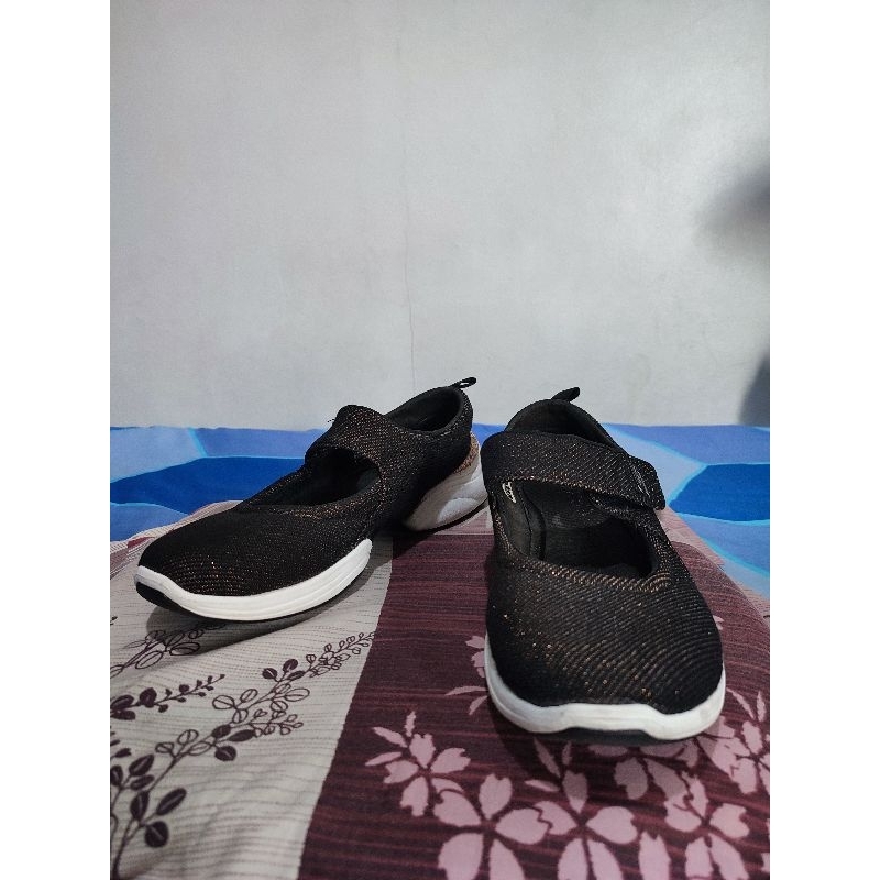 Skechers Women BlackNNSkechLab - Sepatu Kasual Wanita / Women Flatshoes (BLACK)