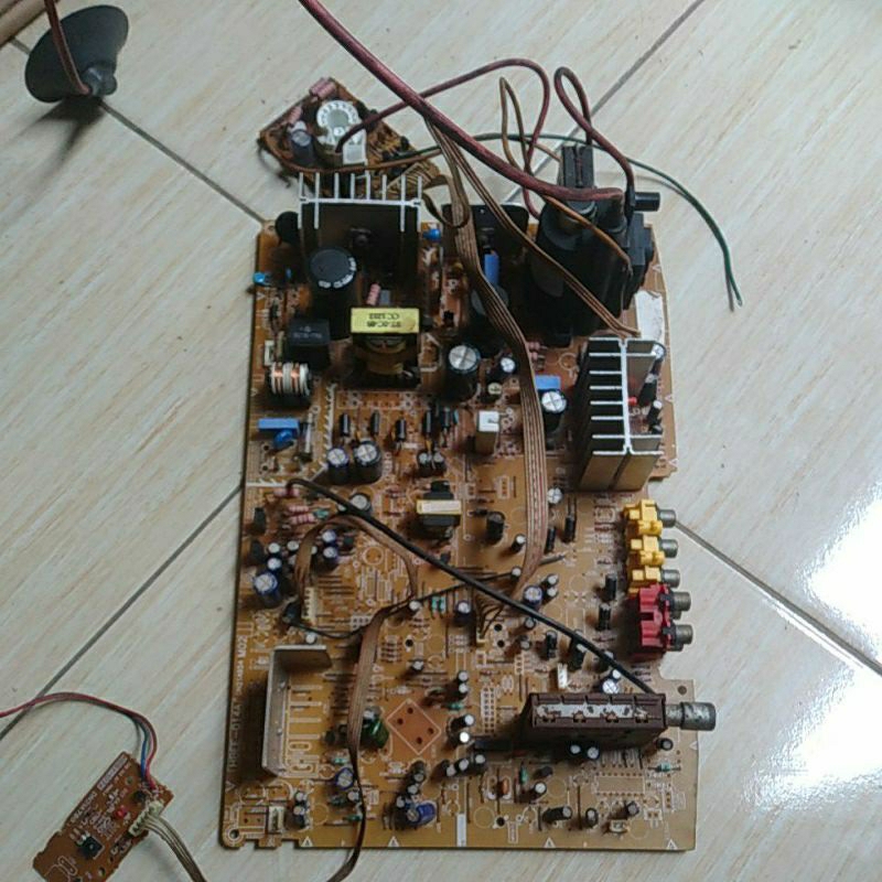 mesin tv tabung 21in slim POLYTRON tidak menggunakan wide (pcb lebar)