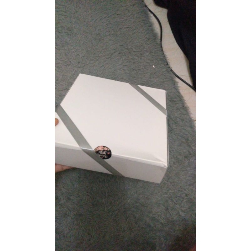 

paperbox putih ukuran 10x10x3 Box saja tanpa pita