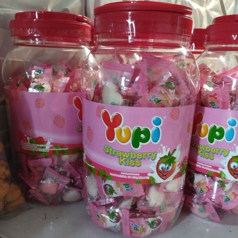 

permen yupi strawberry kiss toples