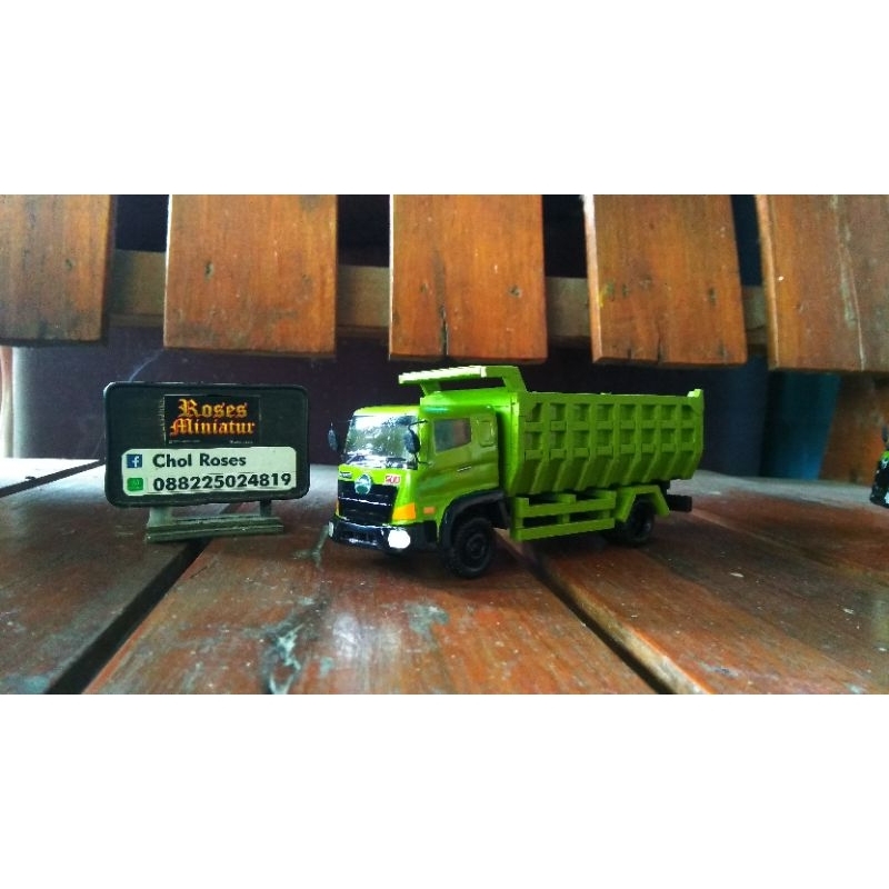 Miniatur truk Hino Dump 1