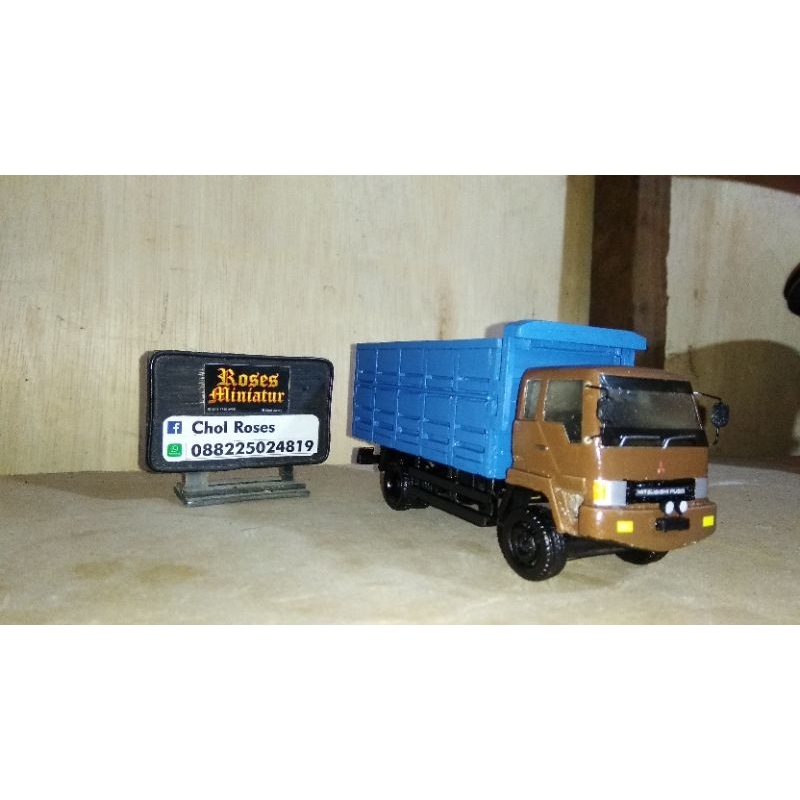 Miniatur truk Fuso coklat 1