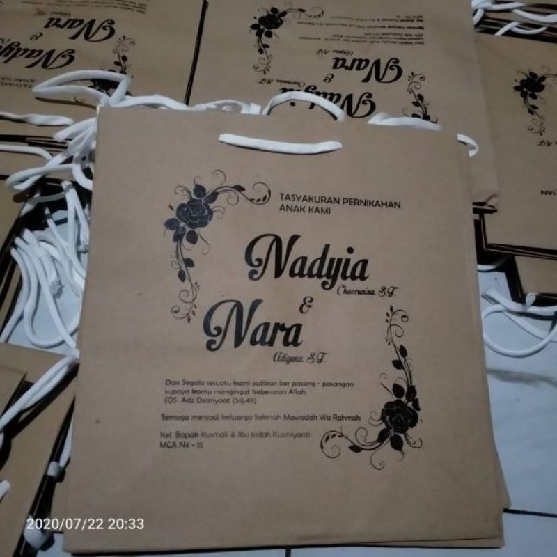

Paperbag/ Tas kertas (untuk dus nasi uk. 20-22) (22x22x27cm) free design suka²