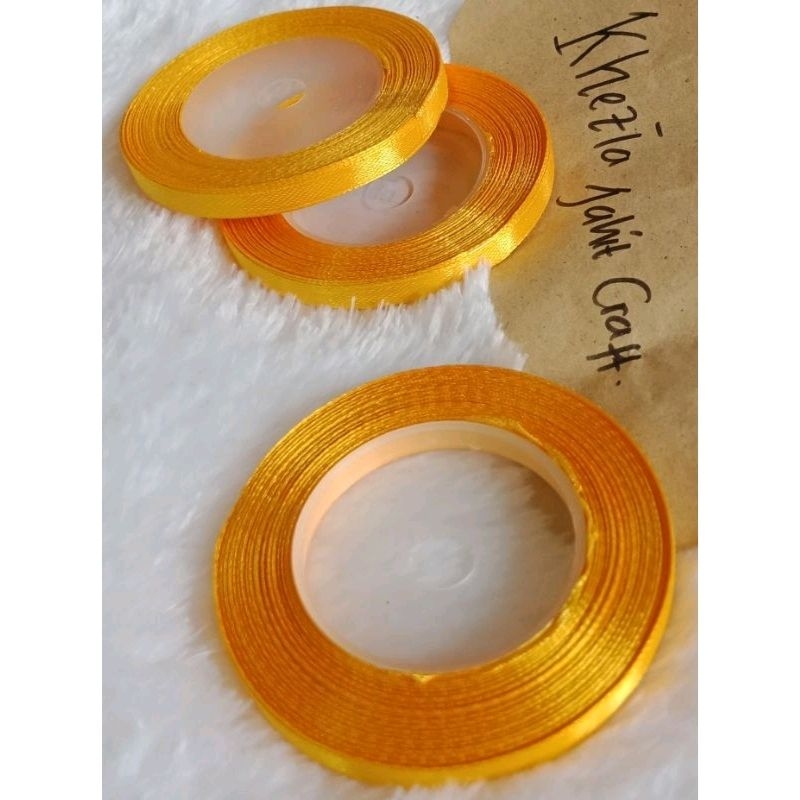 

Pita Satin 1/2 Inci (0,6 cm) Per Roll - Kuning Golkar