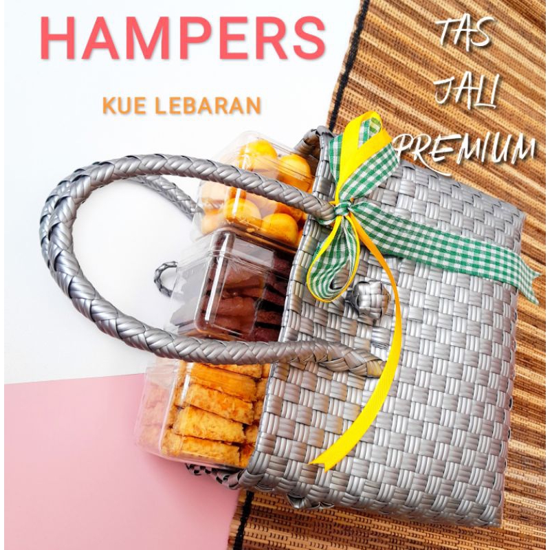 

HAMPERS LEBARAN KUE KERING DENGAN KEMASAN TAS ANYAM JALI PREMIUM WARNA SILVER