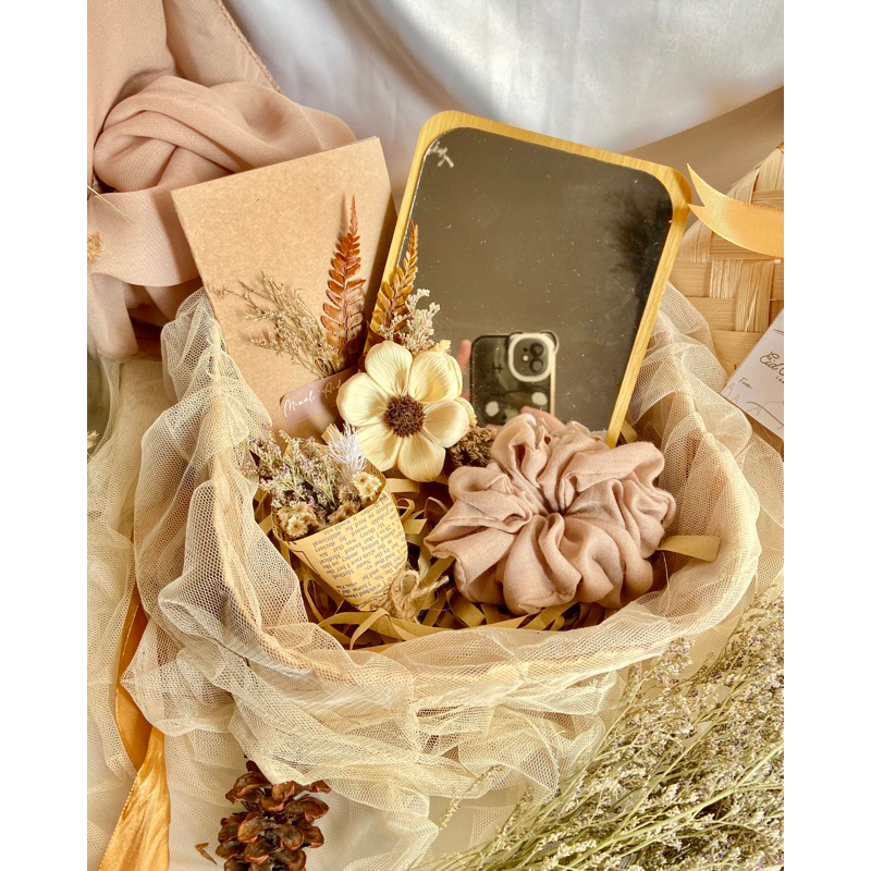 

Aina Hampers lebaran 2024/ hanmpers ramadhan idul fitri untuk teman kerabat keluarga pacar mertua / kado gift aesthetic lucu murah / gift box lebaran