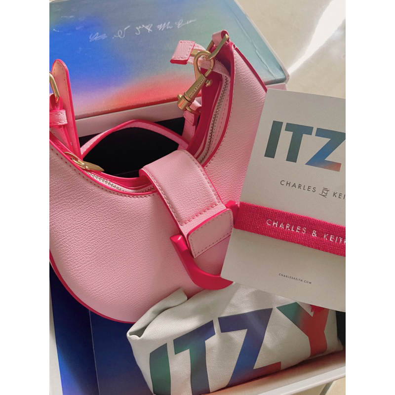 (BACA DESKRIPSI) preloved charles n keith x itzy gabine belted bag pink