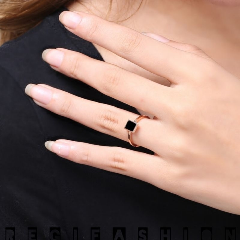 { Bayar Ditempat } Cincin Titanium Wanita Korea Terbaru Cincin Kotak Hitam Cincin Titanium Wanita Terlaris Anti Karat Tidak Luntur