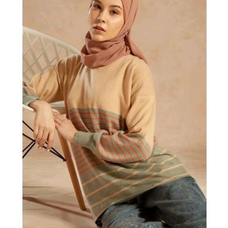 Sweatshirt by Aleza label