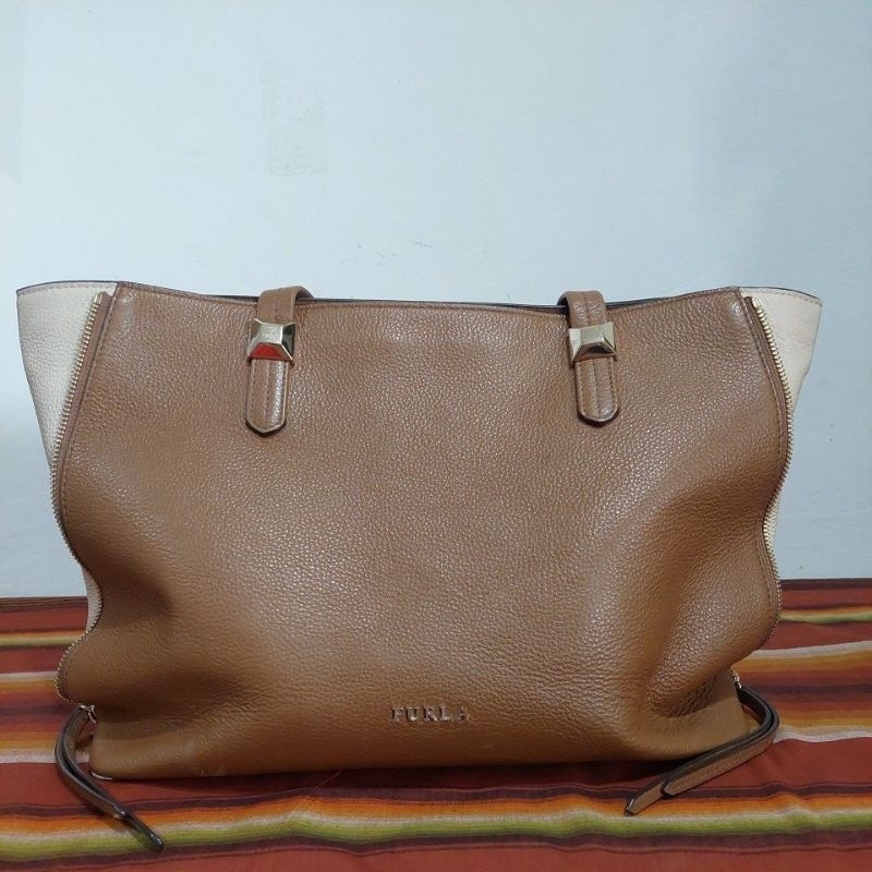 FURLA full GENUINE LEATHER PRELOVED.  Pemakaian Apa adanya FOTO2 DETAIL). NO REFUND..Perfectionist p
