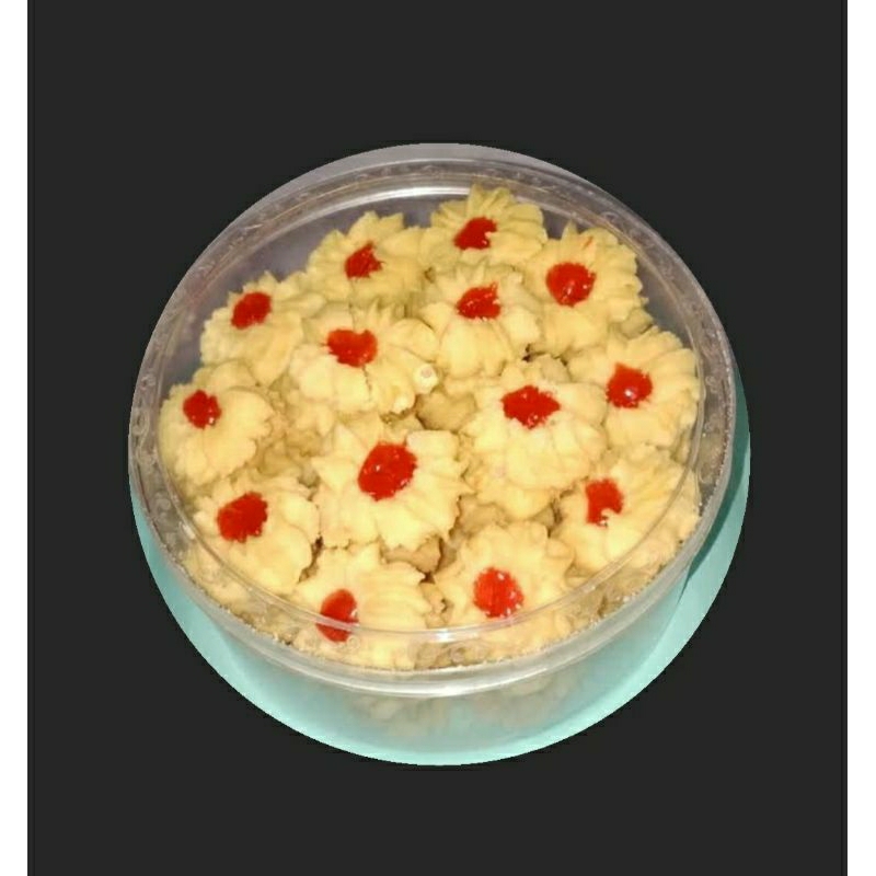 

kue semprit strawberry