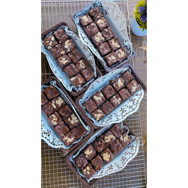 

FUDGY BROWNIES ALMOND CHOCO CHIPS BY @CookingbyJuju (BISA KIRIM KE LUAR PULAU / KOTA)