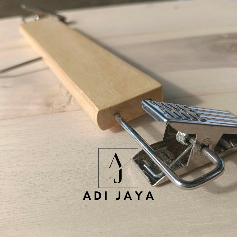 HANGER KAYU NATURAL CELANA DEWASA JEPIT BESI