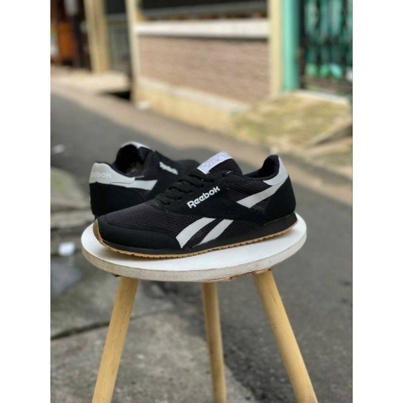 Sepatu Kets suede pria.  Rebook Klasik Pria. Ukuran 39-43 Indo