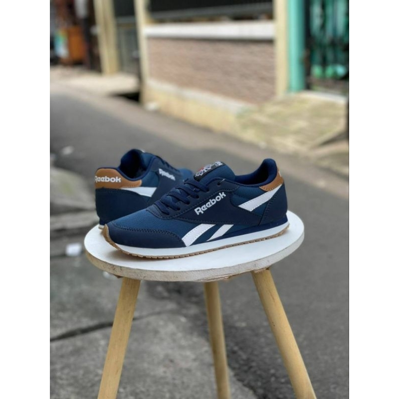 Sepatu Kets suede pria.  Rebook Klasik Pria. Ukuran 39-43 Indo