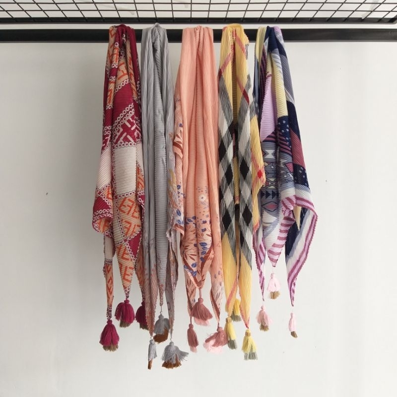Hijab Segi Empat Plisket Motif Premium