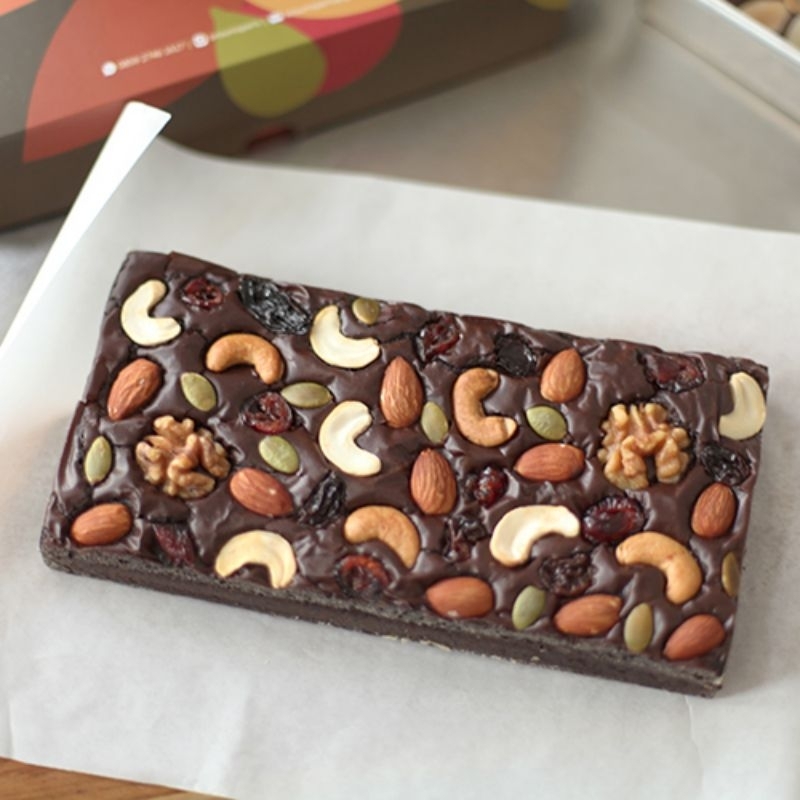 

Mixed Nuts + Almond Brounis + Breakfast Cookies + Spunbond + Sleeve + Greeting Card