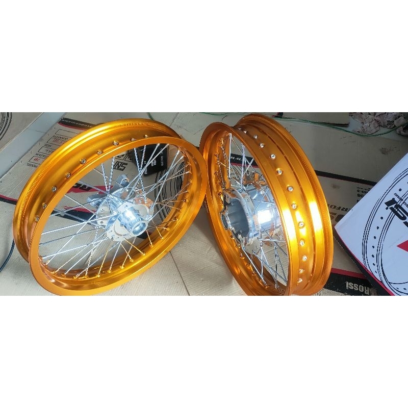 sepaket velg Vixion r155 UK 250/300/17udah tingal pake