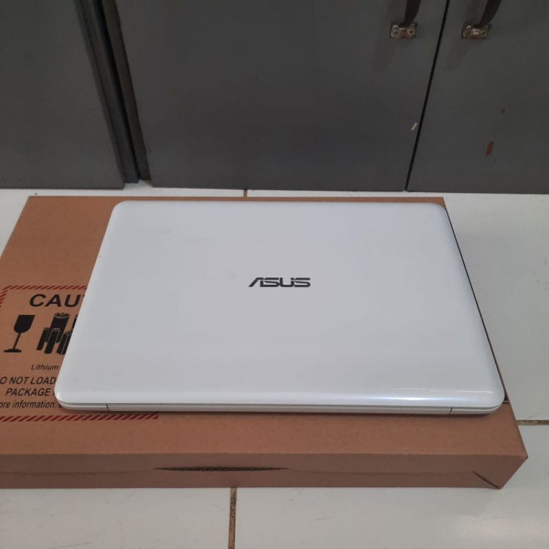Laptop Asus Vivobook E402YA Amd E2-7015 Ram 4GB HDD 500Gb Vga Amd Radeon R2 Graphics Windows 10 Siap pakai Layar 14 inch