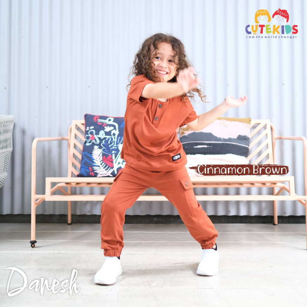 Nauree - Setelan Danesh Unisex Anak Laki Laki Perempuan One Set Casual Bahan Cotton Combed 24s Kualitas Premium Untuk Jalan Jalan Polos Berkancing Lembut Modern Lucu Trendy Murah Jahitan Rapih