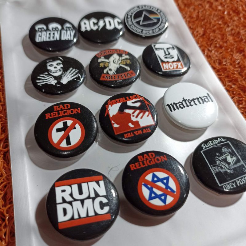 Pin Button / Bros  pin band Musik BMTH / Nirvana satu paket isi 12pcs bonus 5pcs ( 1 pack isi 17pcs )