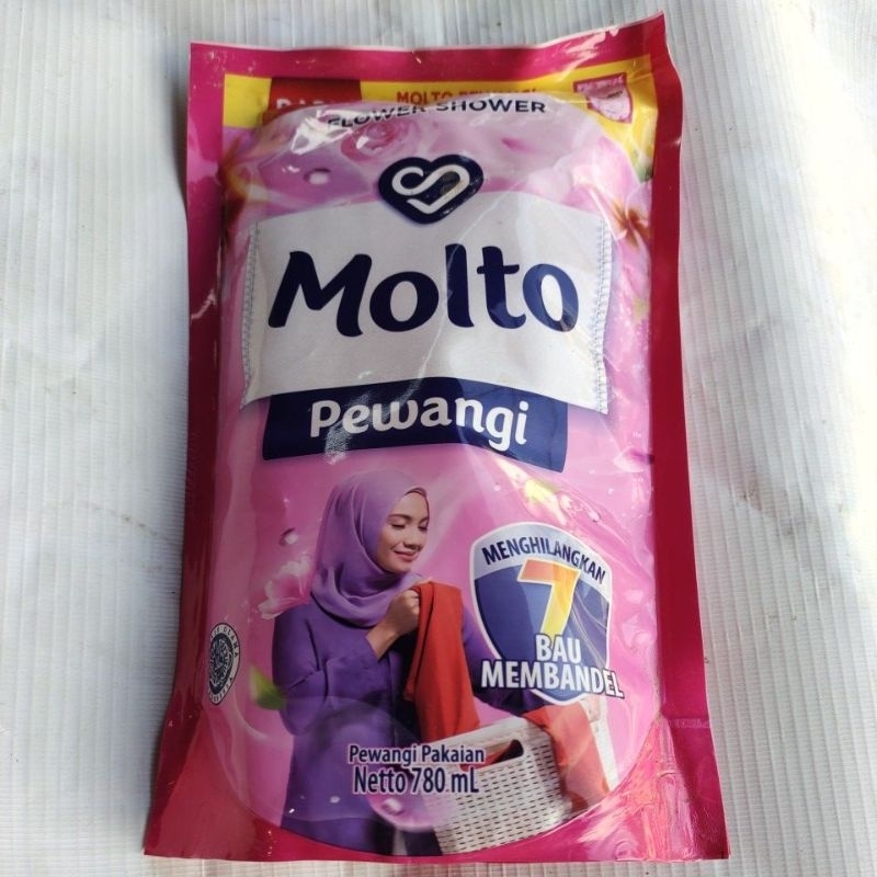 MOLTO PEWANGI 820ml