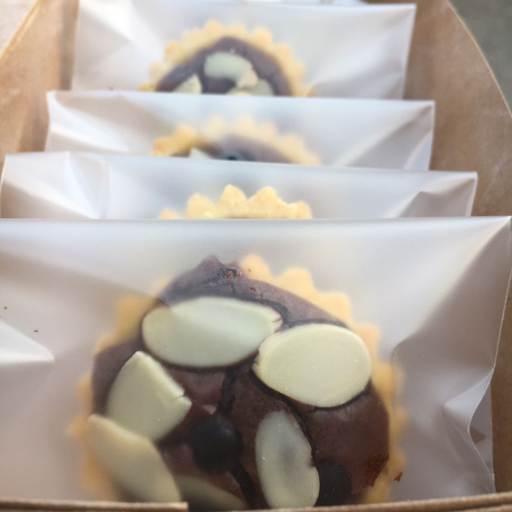 

Kue Pie Brownies Coklat Toping Almond Chips Tanpa Pengawet isi 6 pcs