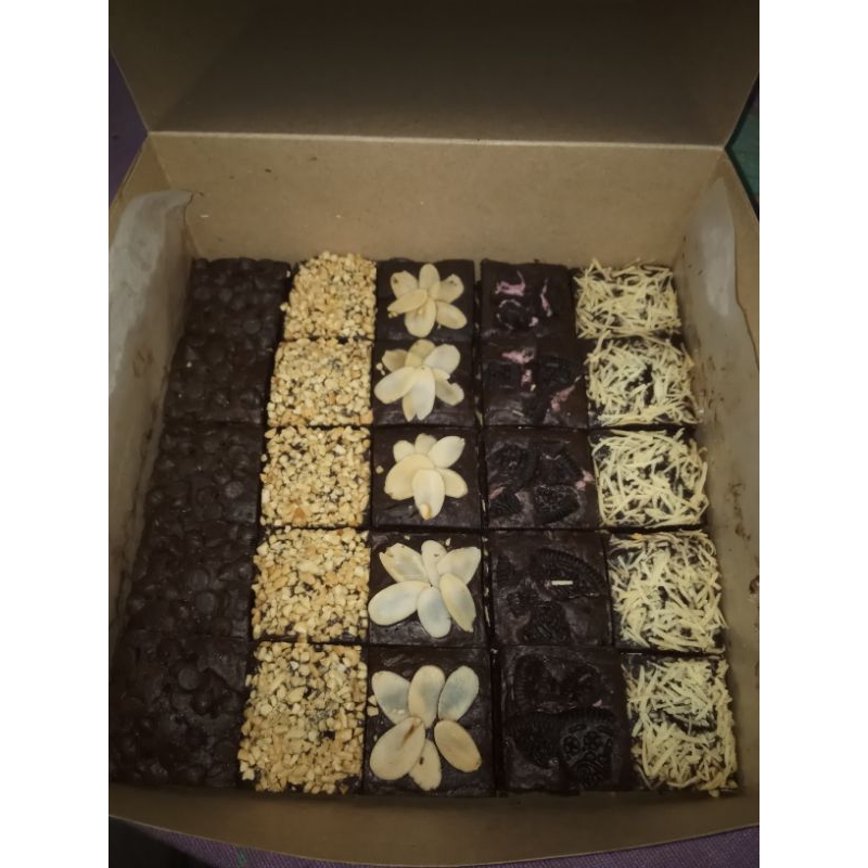 

Brownies Panggang (fudgy brownies) (uk.20x20 - 25 potong)