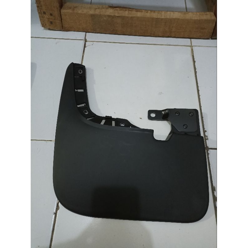 MUD GUARD NISSAN TERRANO PEPET LUMPUR NISSAN TERANO DEPAN KIRI (FR LH)