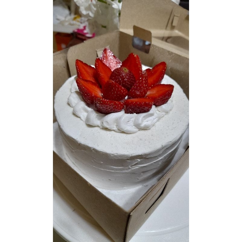 

cake ukuran 14 cm dengan strawberry