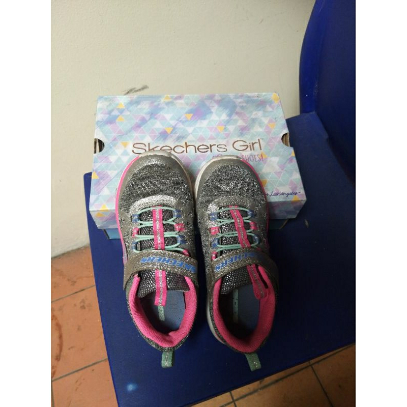 Preloved SKECHERS GIRL size 33