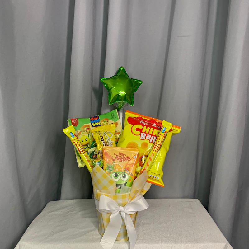 

Snack pot / bouquet snack/ hampers anak / snack ulanh tahun / buket murah / buket ready / buket bandung / buket wisuda