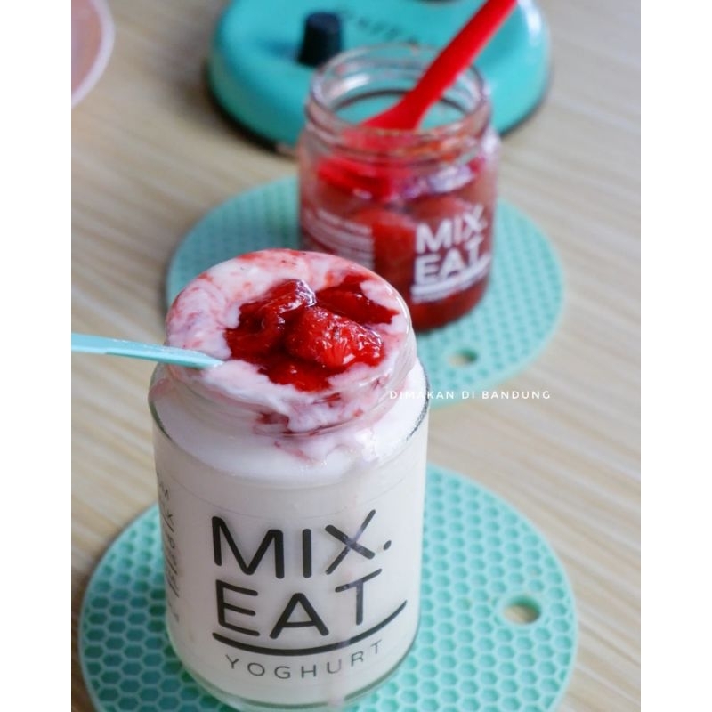 

One Set MIX.EAT ( Yoghurt & Strawberry Jam ) *no preservatives, no artificial sweeteners
