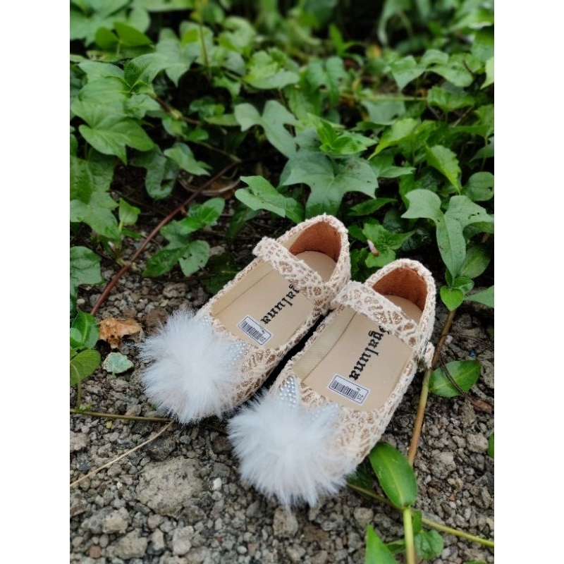 khainuna sepatu flatshoes anak pom pom size 22-25