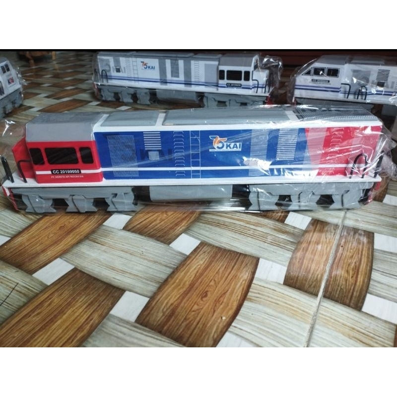 Miniatur Kereta Api Indonesia (KAI) Tipe CC201 / Lokomotif Bahan Kayu Ramah Lingkungan (biru merah)