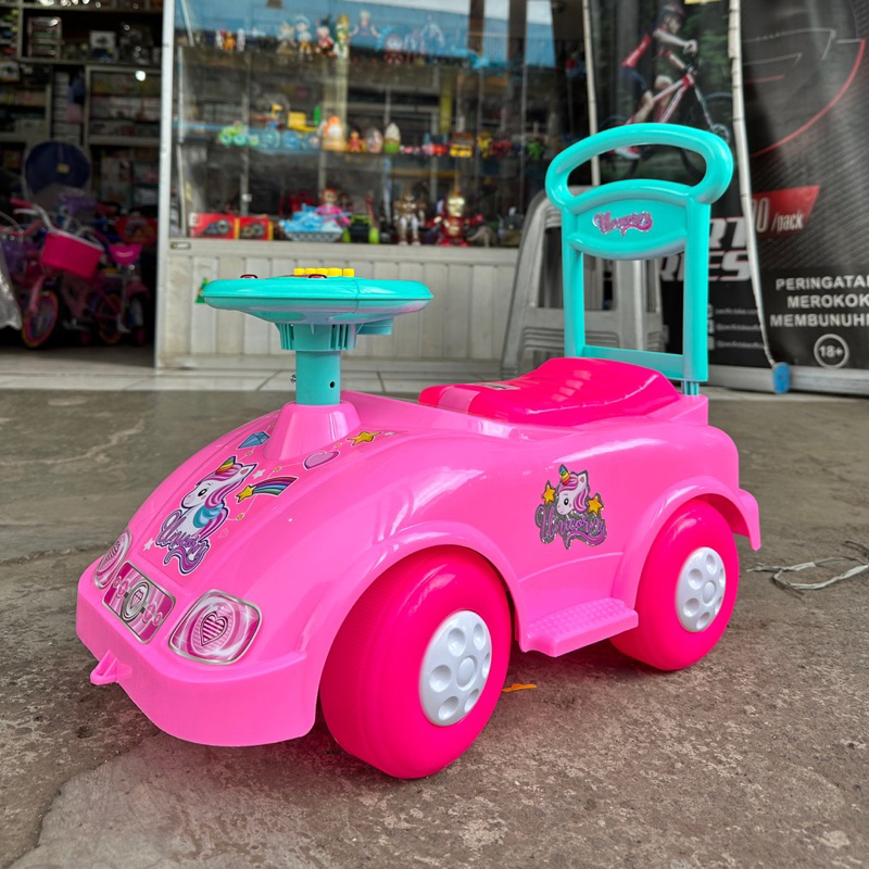 mobil dorong anak perempuan unicorn