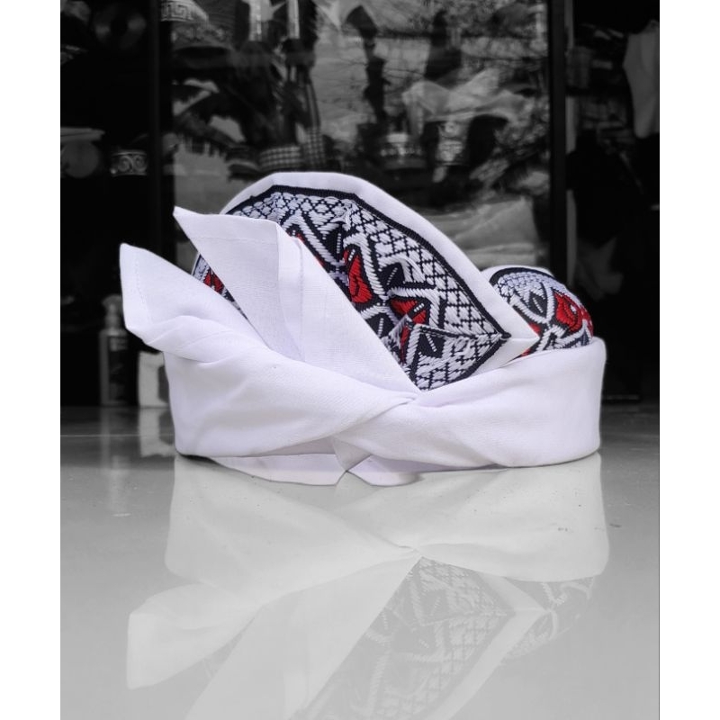 Udeng putih kombinasi endek dua tepi