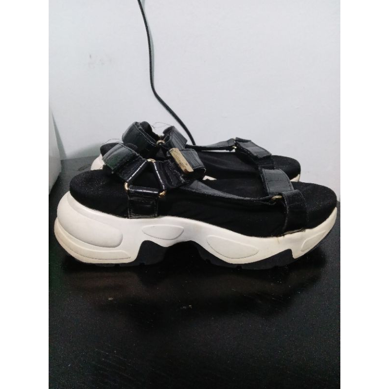 preloved sandal stradivarius