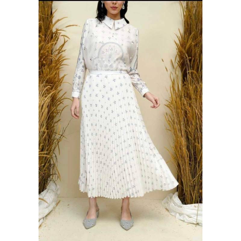 Pandai sikek skirt wearing klamby