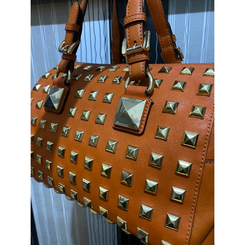 tas preloved MK stud orange SOLD