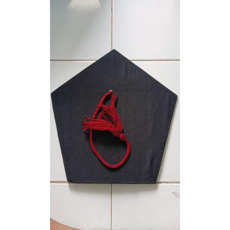 Topi Toga Wisuda Kuncir maroon tali maroon