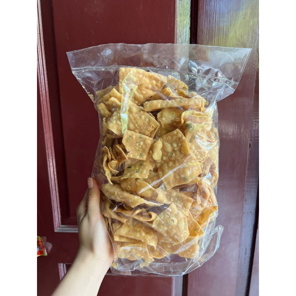 

KUE BAWANG PETAK ORIGINAL RENYAH 500 GRAM KERIPIK BAWANG ORIGINAL KERUPUK BAWANG KUE BAWANG SAYUR SNACKY MEDAN OLEH-OLEH KHAS MEDAN CEMILAN MEDAN