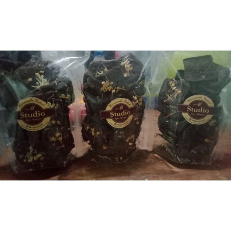 

kripik brownies cokelat/matcha/taro/red Velvet